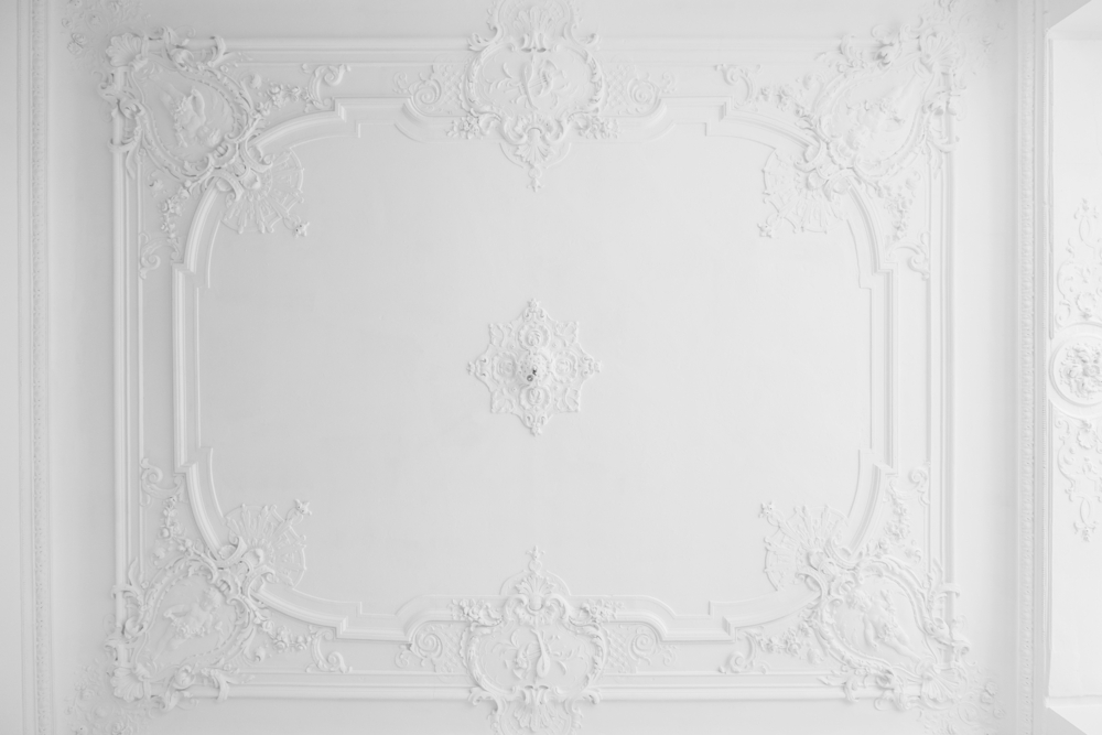 plafond-moulures-blanc