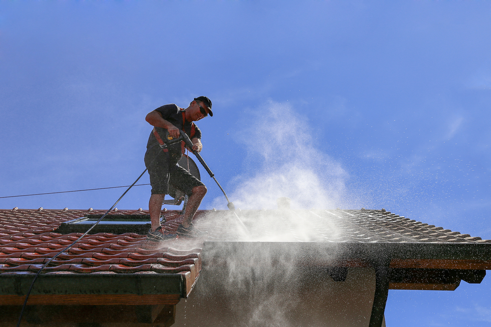 La vérité sur le nettoyage de la toiture à la javel et quelles alternatives ? - monEquerre.fr