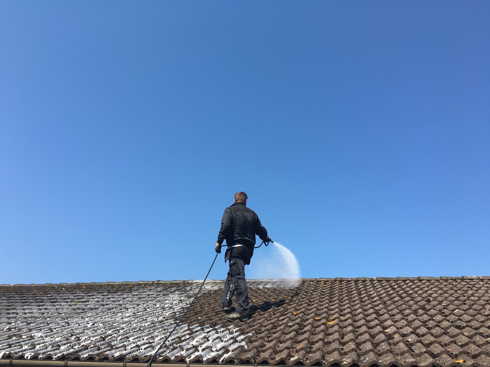 professionnel-nettoie-toiture