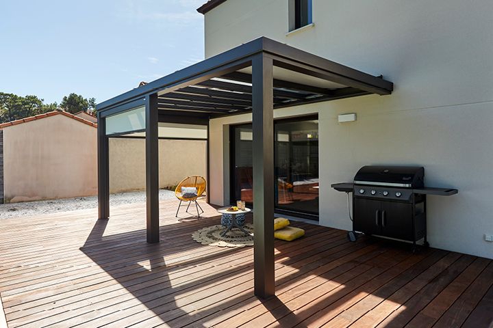 Pergola bioclimatique de chez Gustave Rideau (modèle Luminov)