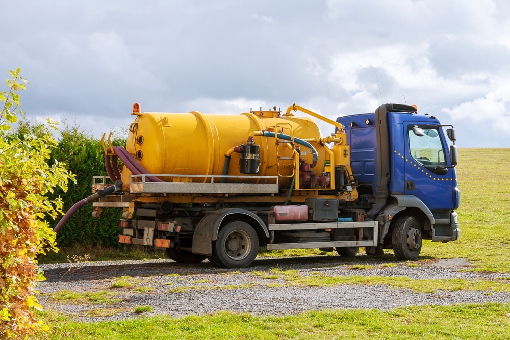 Camion bleu et jaune de nettoyage