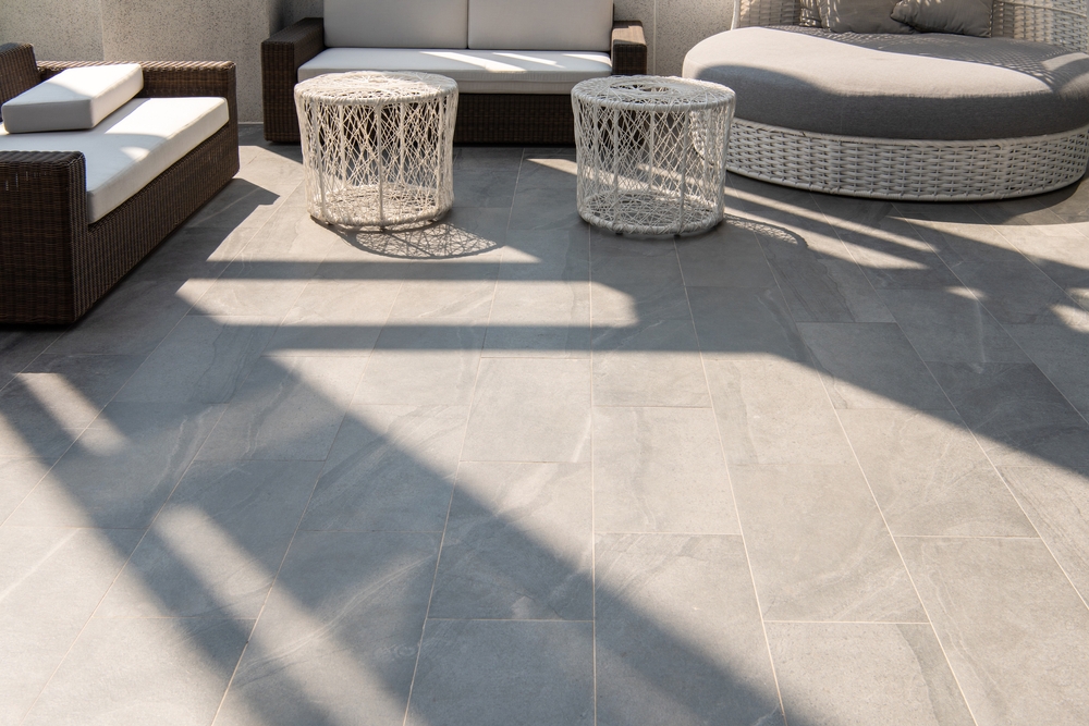 Carrelage gris clair avec salon de jardin