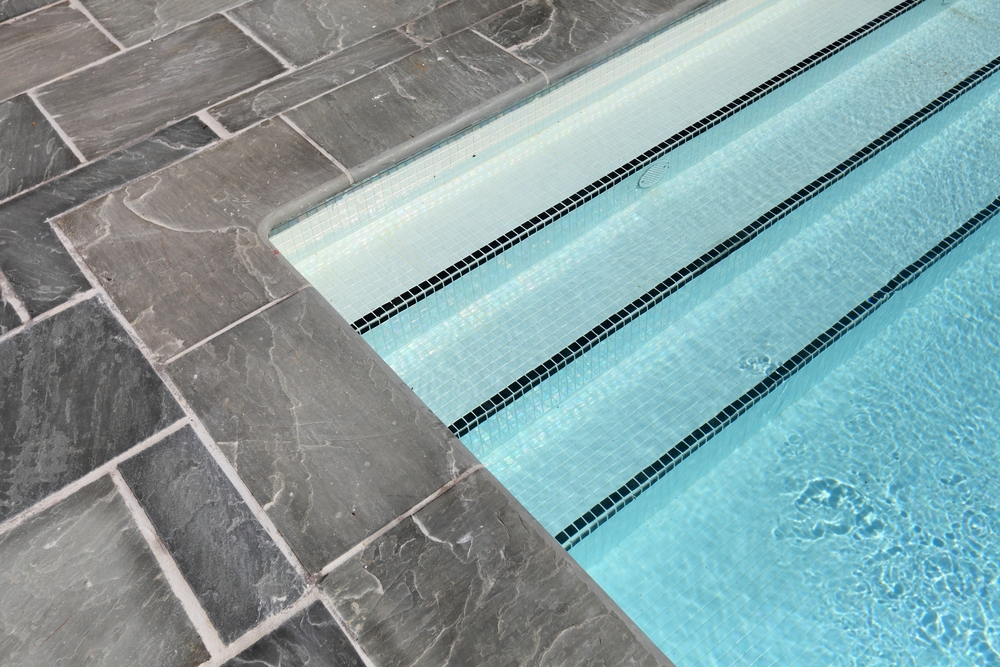 Carrelage gris foncé piscine