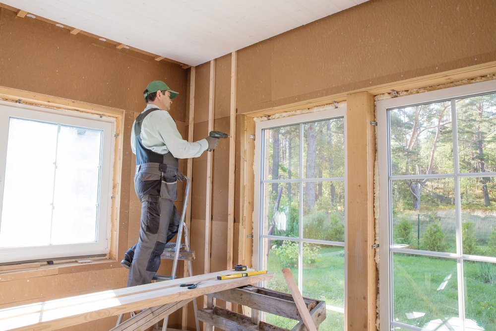 Pose planches en fibre de bois sur un mur