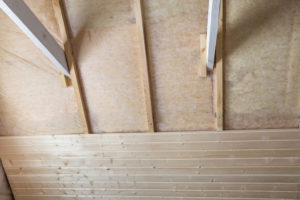 Pose planches en fibre de bois sur plafond