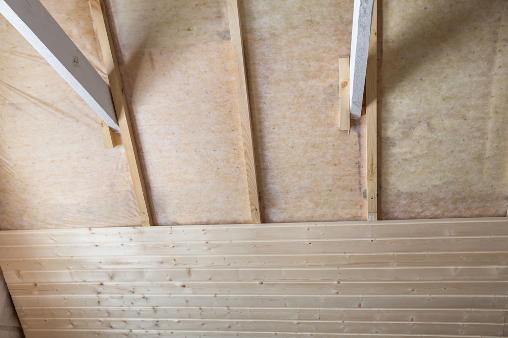 Pose planches en fibre de bois sur plafond