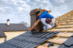 Professionnel qui rénove une toiture