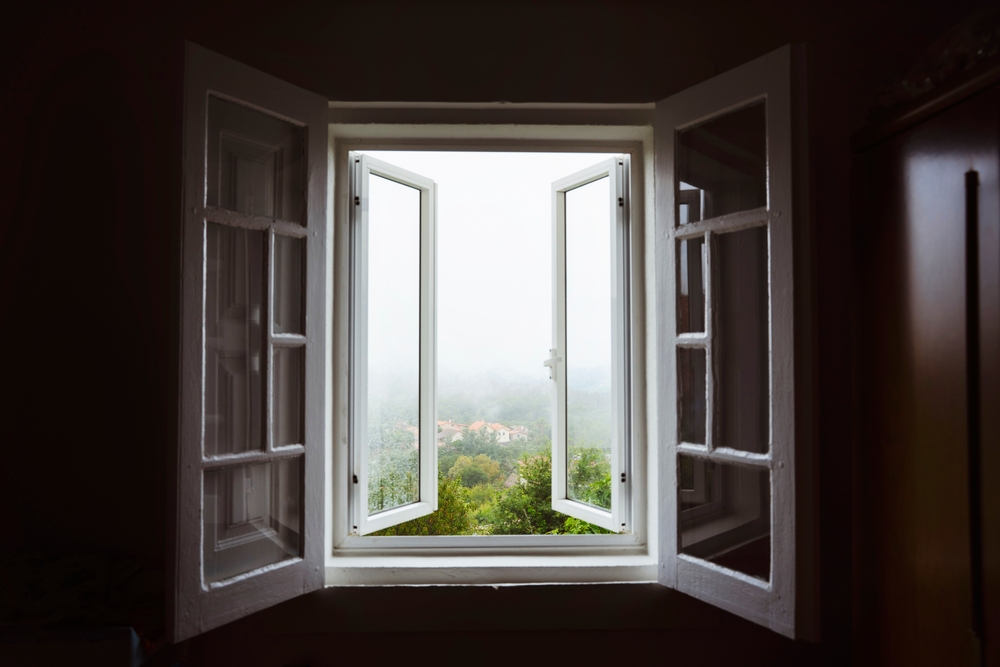 Fenêtre sombre d'ancienne maison