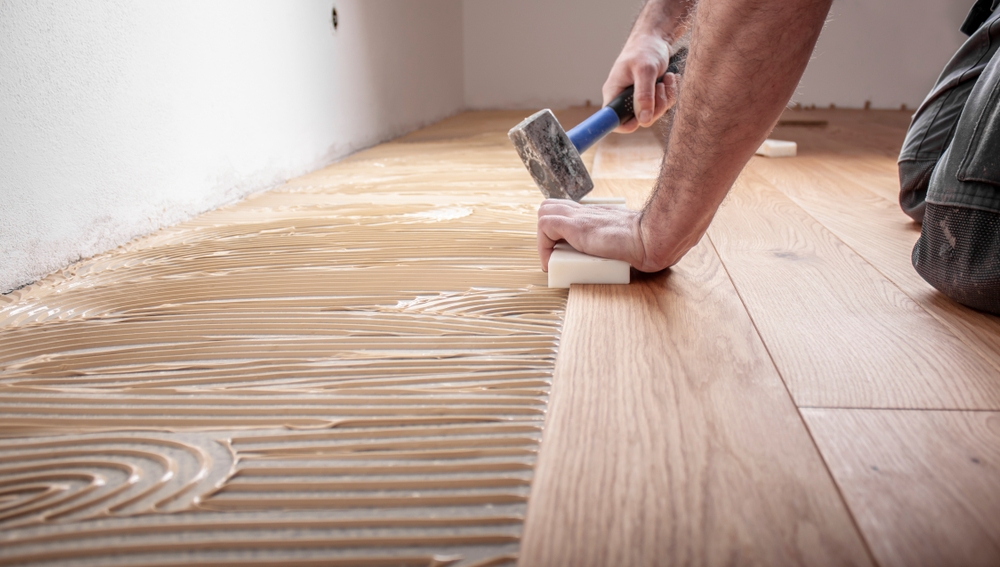 Artisan qui pose du parquet