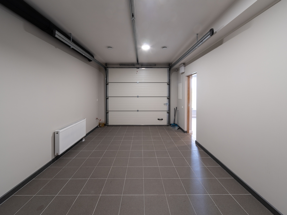 Carrelage gris dans un garage