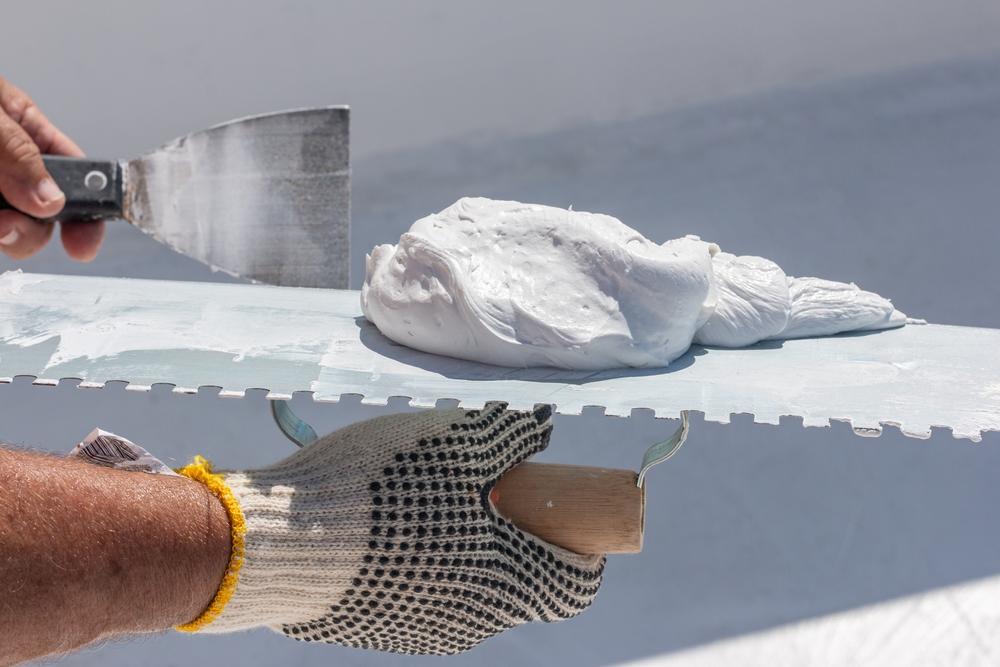 Plâtre avec une spatule