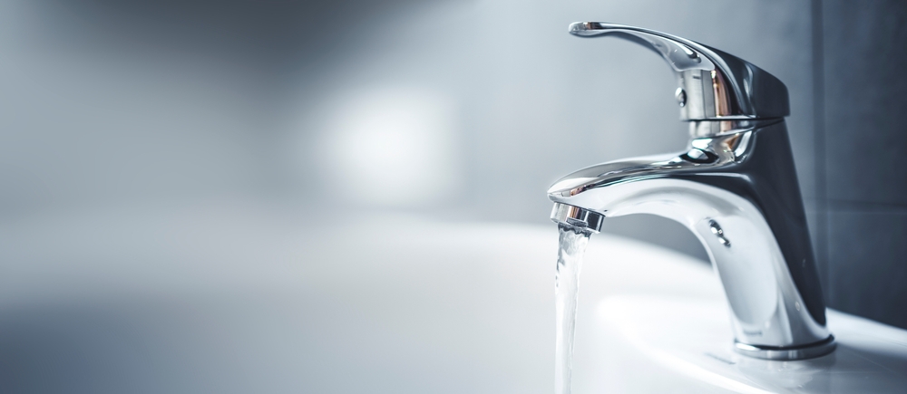 robinet avec de l'eau qui coule