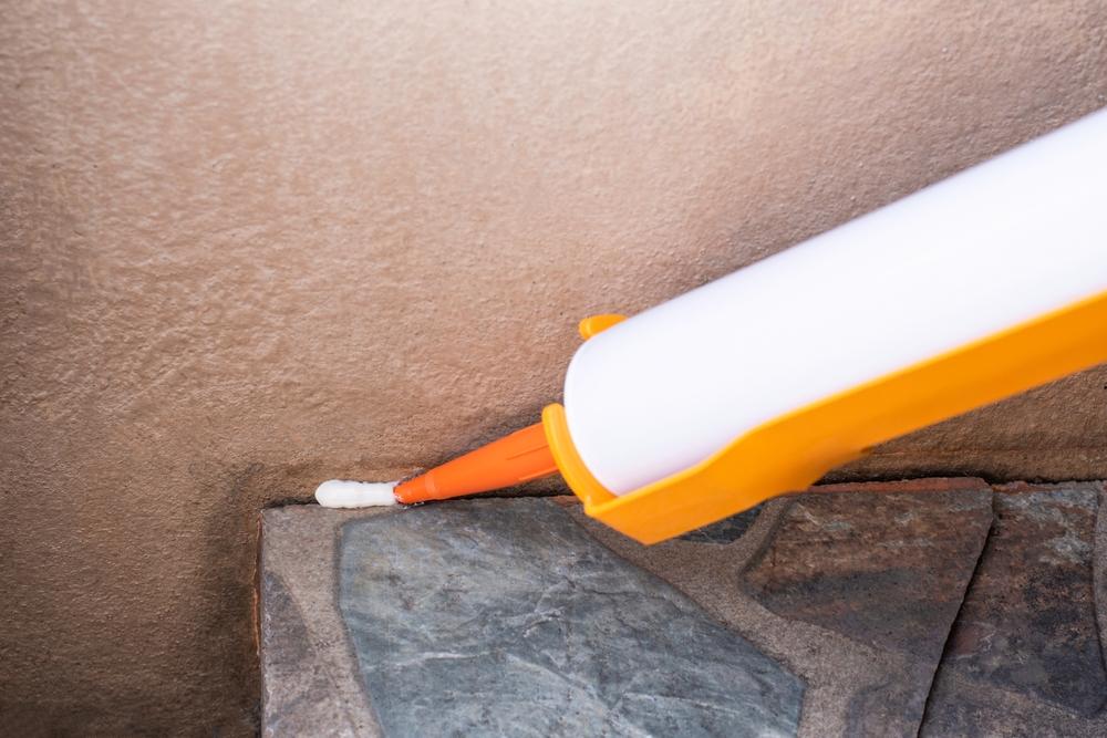 Silicone extérieur sur un mur
