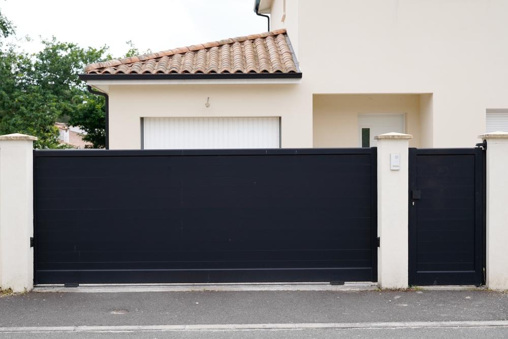 Portail en aluminium d'une maison moderne