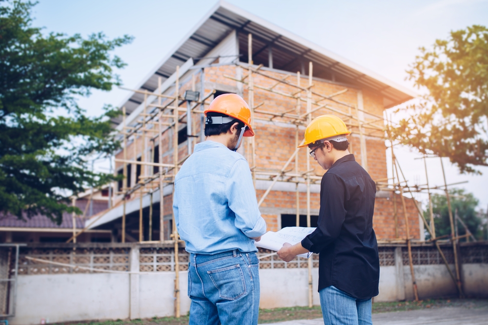 Deux constructeurs autour d'une maison