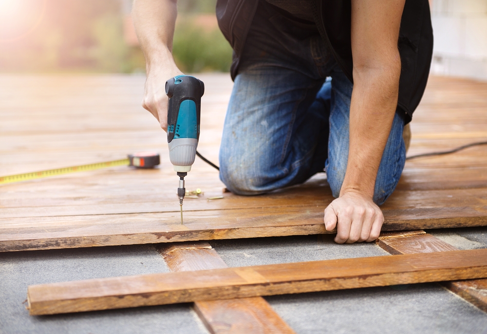 renovation-terrasse-en-beton-avec-lames-en-bois