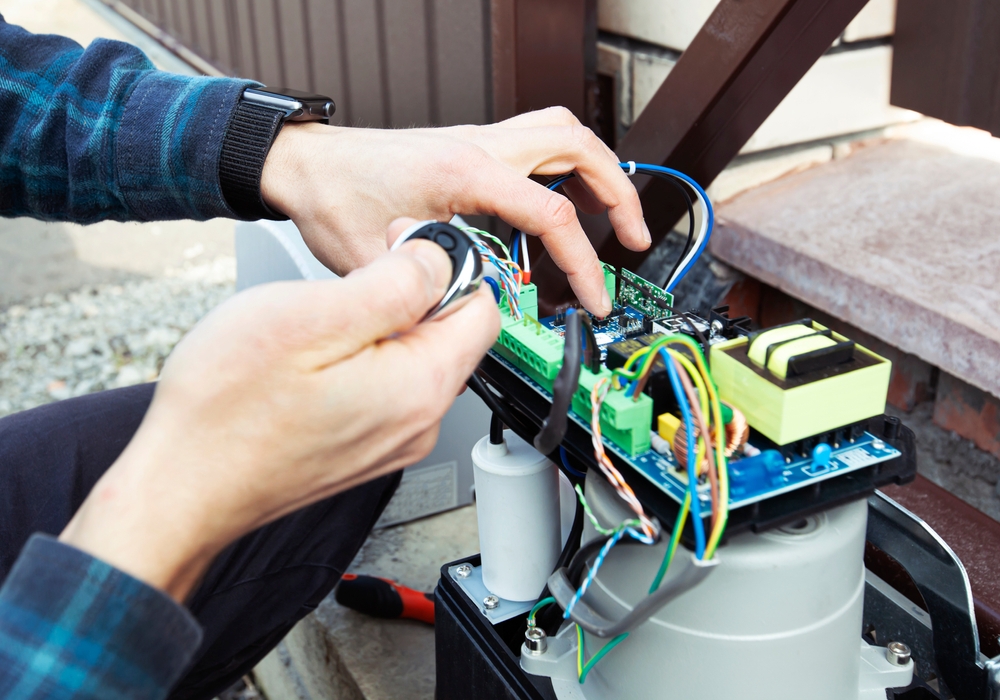 Technicien avec des gaines électriques