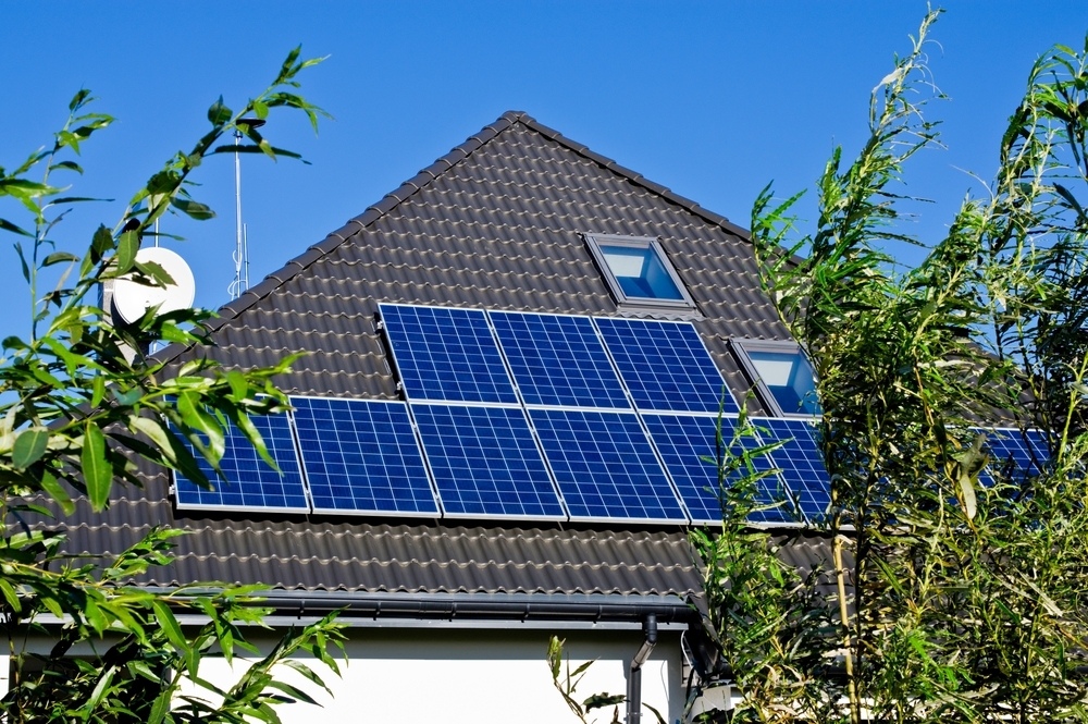 Maison avec des panneaux solaires