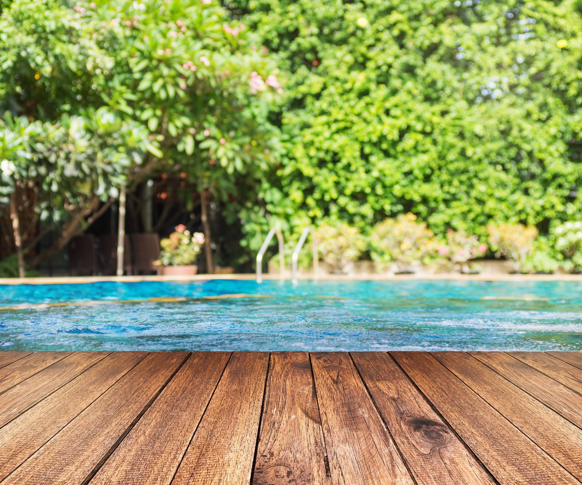 entretien d'une piscine en bois