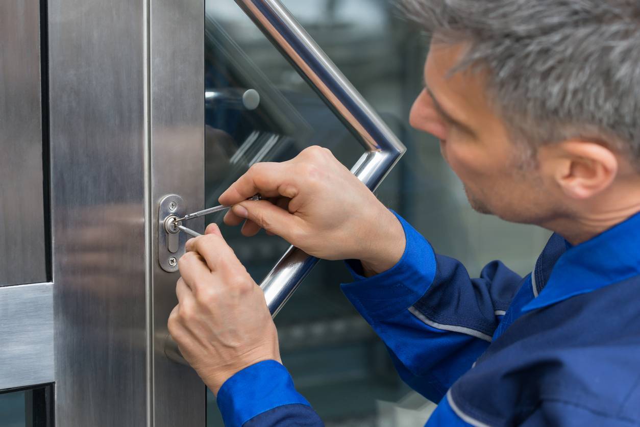 Serrurier réparant une porte