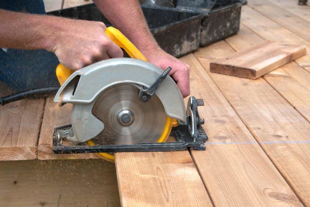 couper-planches-pour-terrasse-en-bois