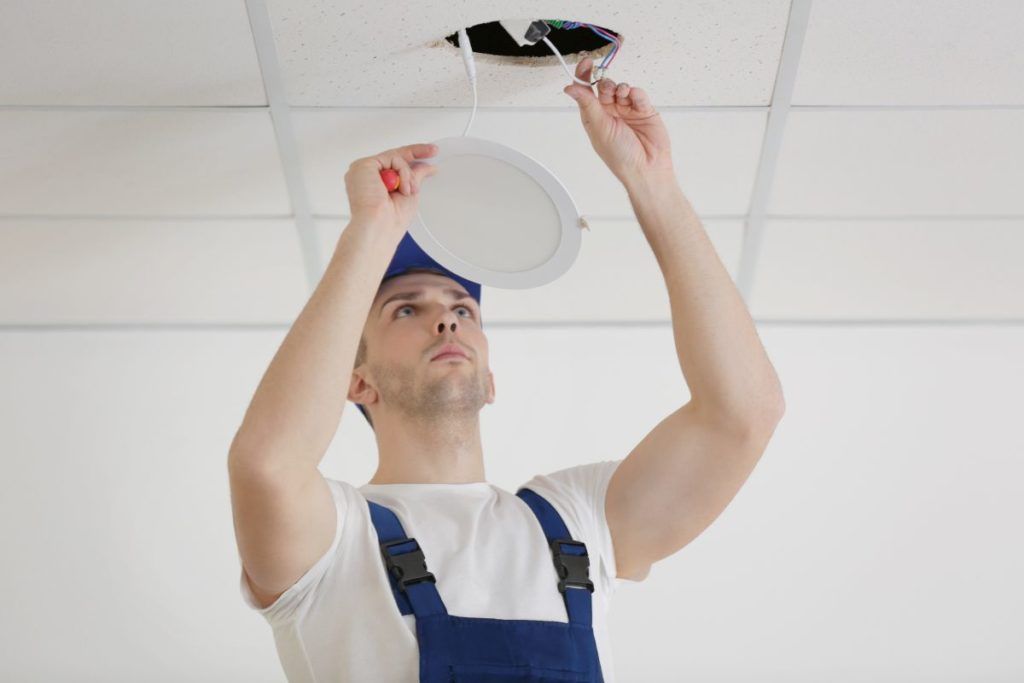 electricien-changement-spot-salle-de-bain