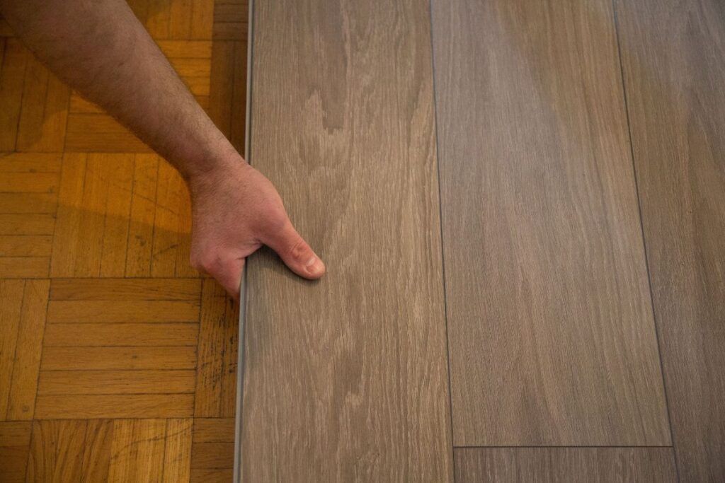 Carrelage imitation bois sur plancher en bois