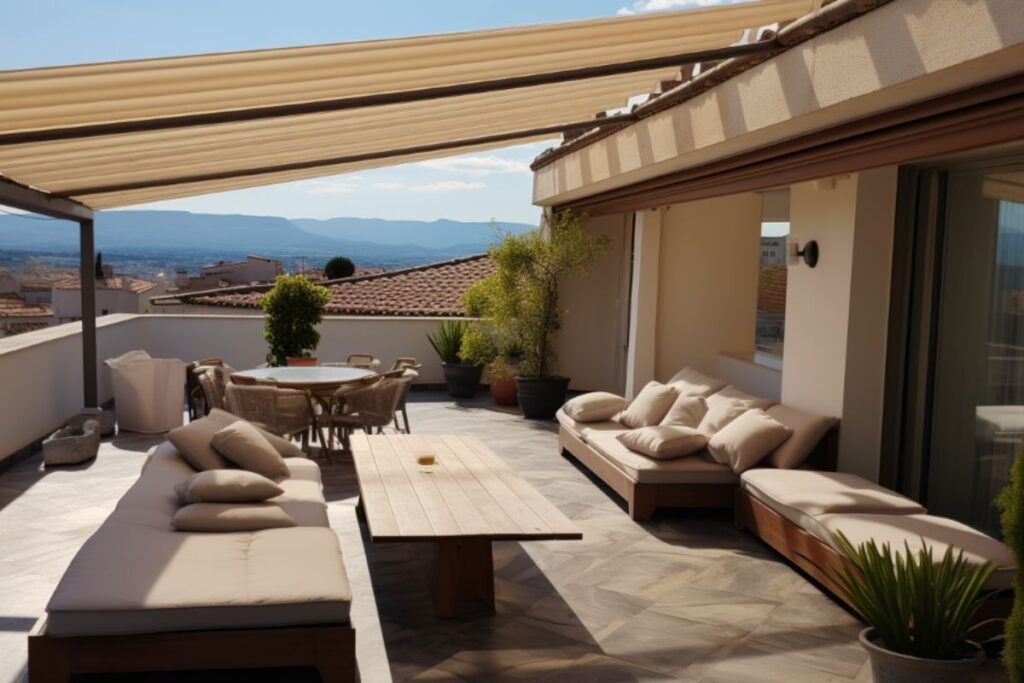 Terrasse tropézienne dans le sud de la France