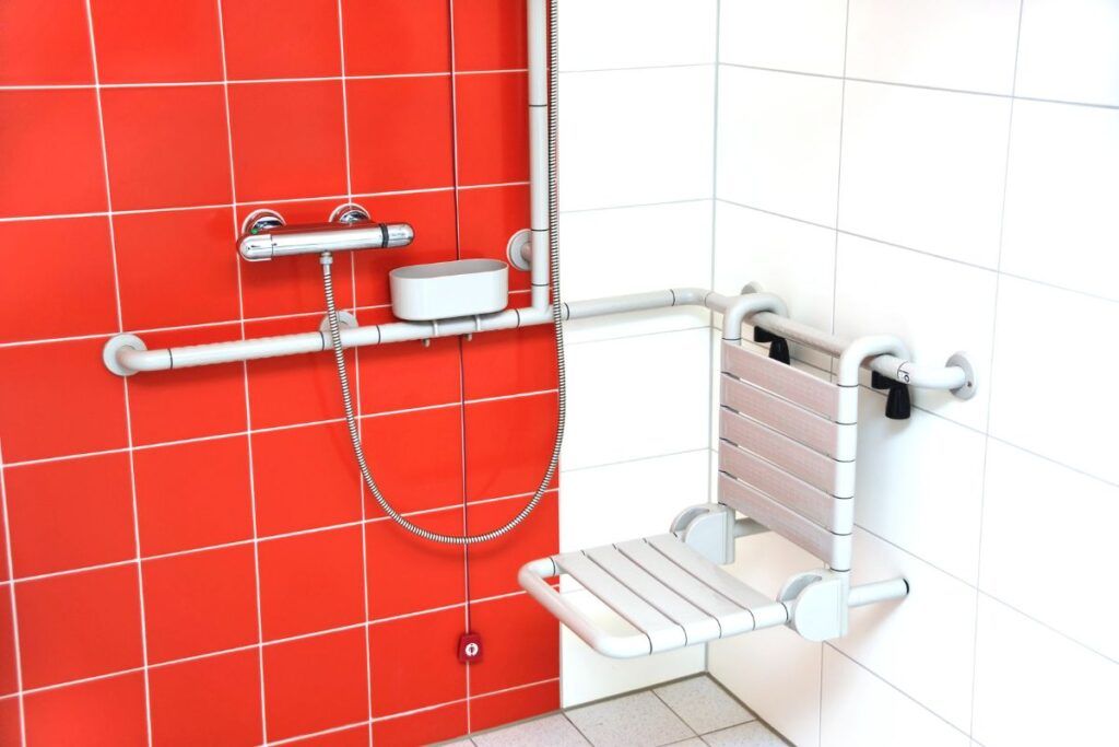 douche PMR carrelage rouge