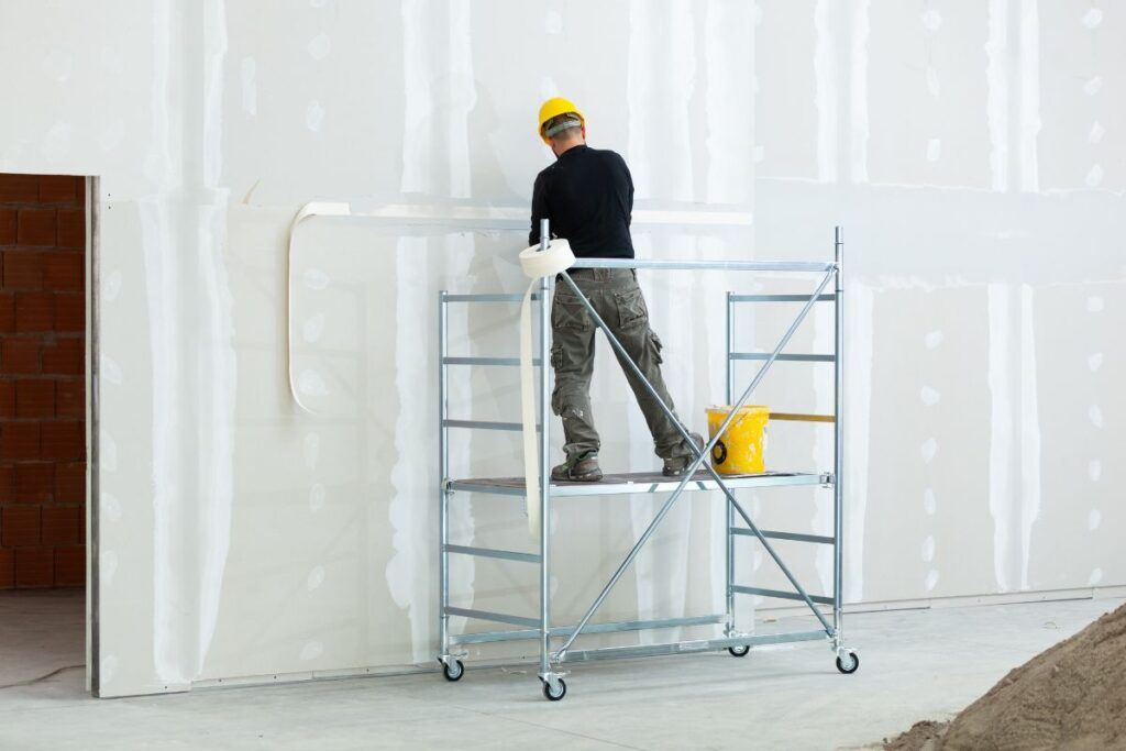 Enduisage d'un mur en plâtre par un professionnel