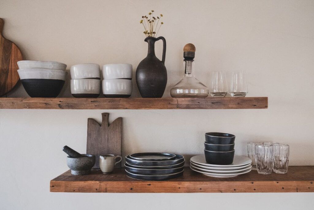 Etagères en bois dans cuisine