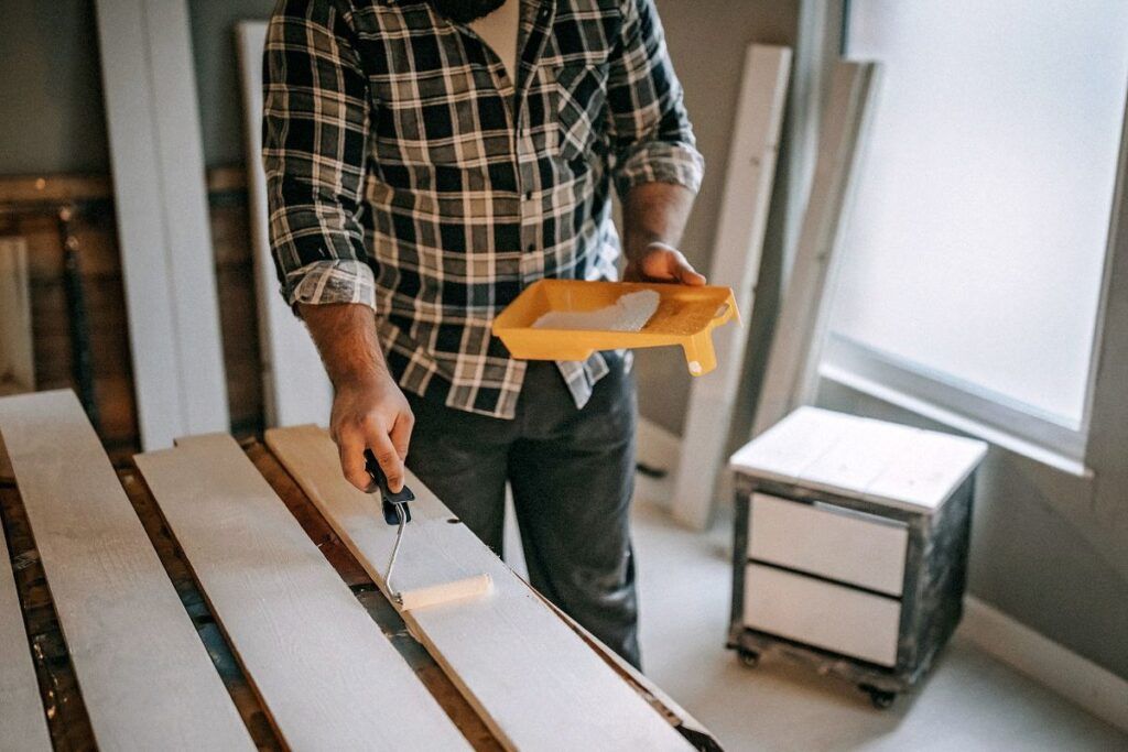 Enlever les rayures de vos meubles en bois grâce au Rénovateur Libéron !