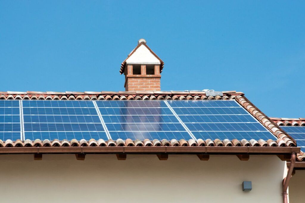 Panneaux solaires intégrés dans le toit