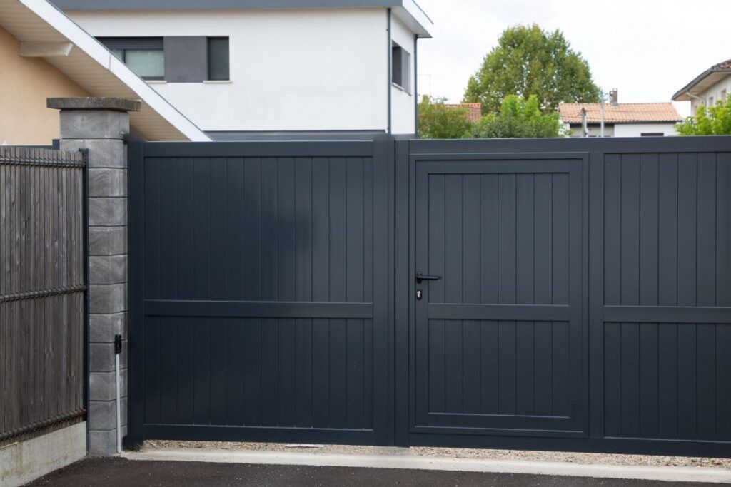 Portail gris anthracite coulissant avec un portillon