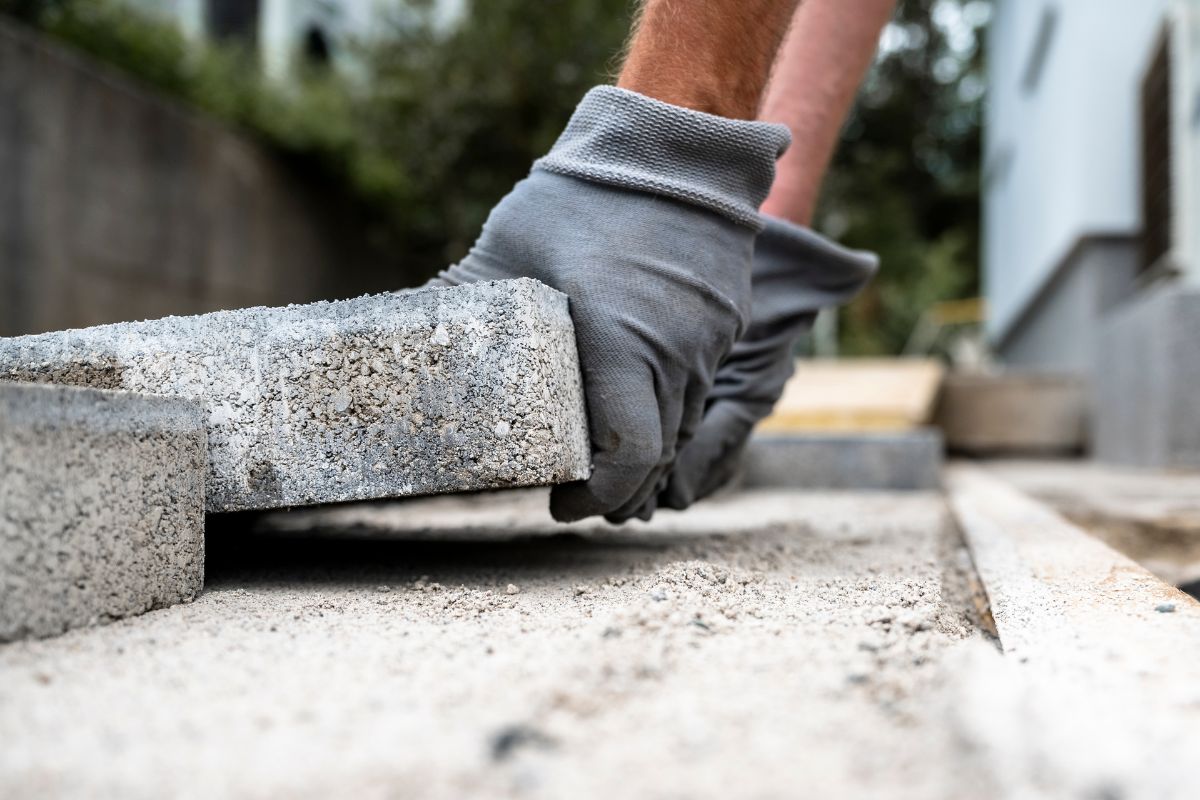 Construction d'un trottoir autour d'une maison