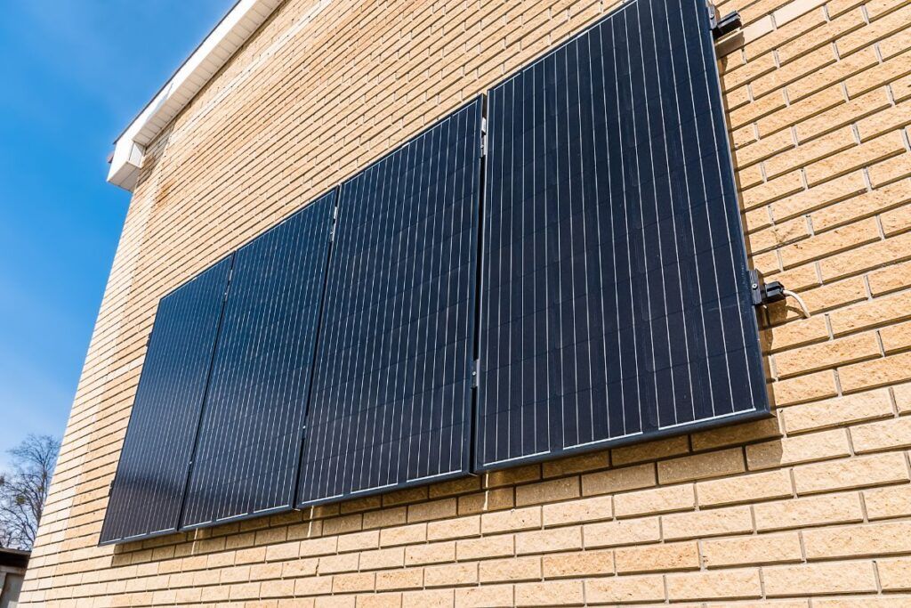 Façade avec panneaux solaires