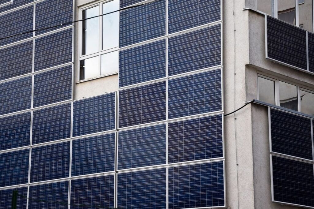Murs extérieurs avec panneaux solaires
