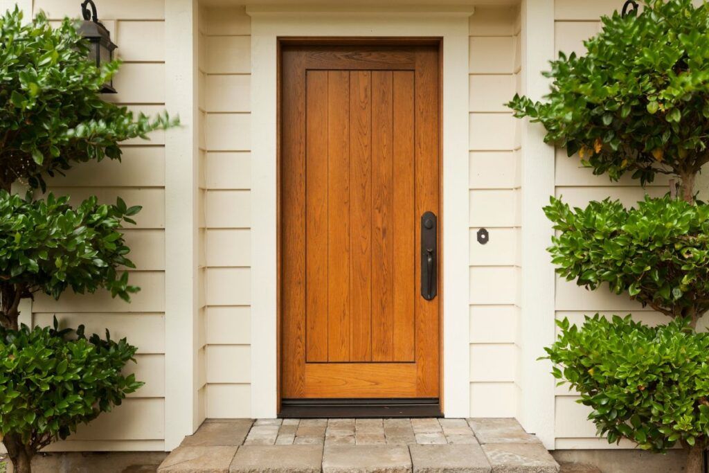 Porte d'entrée en bois pleine