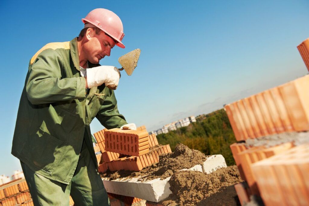 Maçon sur un chantier 