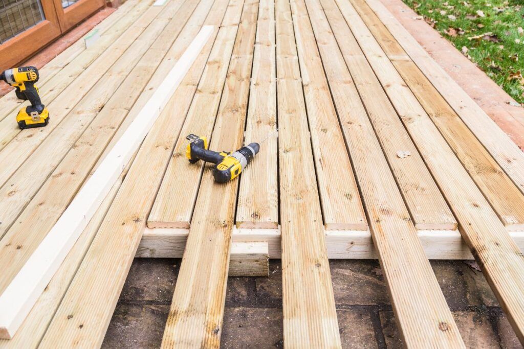 Lames en bois sur une construction de terrasse 