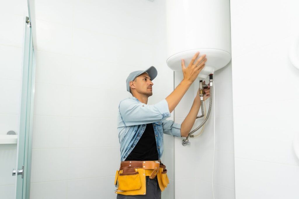 Professionnel qui pose un chauffe-eau