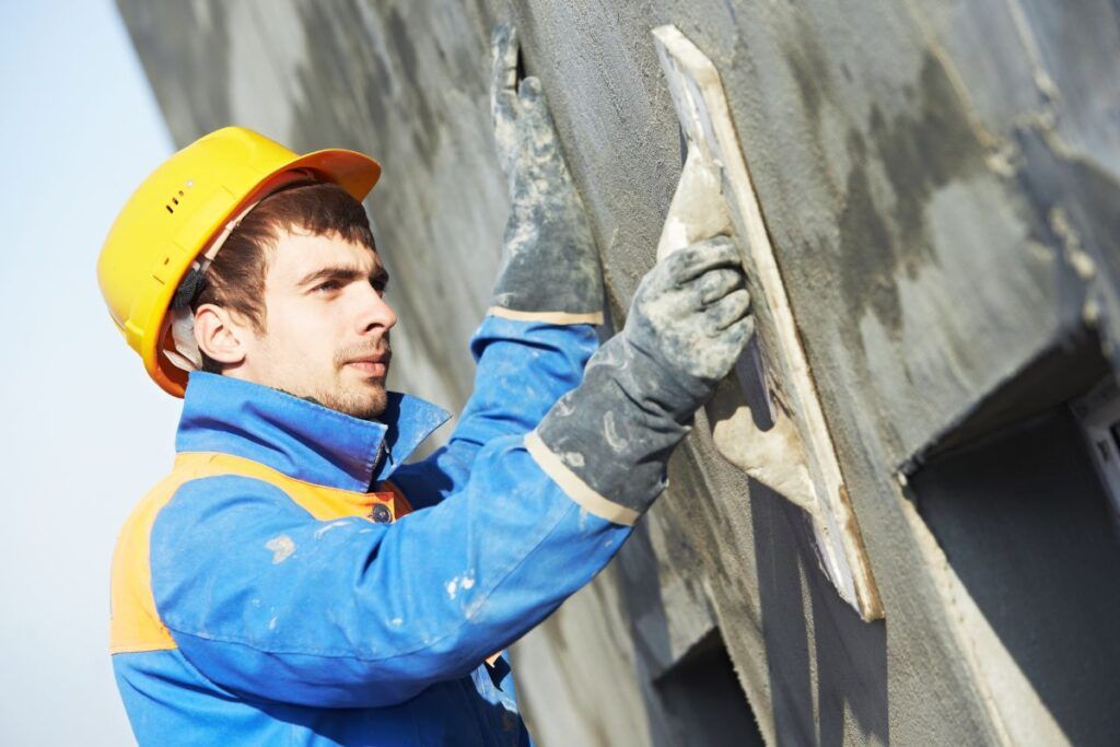 Façadier qui revêt un mur