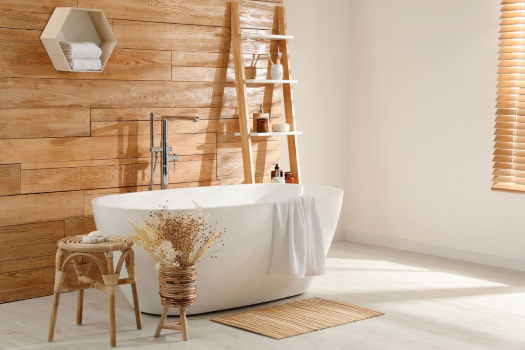 Baignoire en pose libre dans une salle de bain en bois